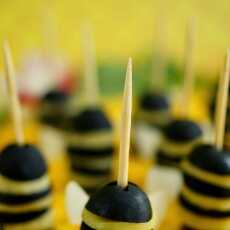 Przepis na Pszczółki z czarnych oliwek z serem