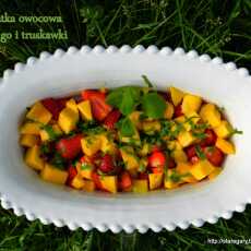Przepis na Sałatka owocowa - mango i truskawki