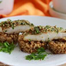 Przepis na Pyszne danie główne - ryba z ziołowym chrustem na kaszotto z pęczaku z grzybami i majerankiem.