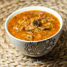 Przepis na Ogrzewająca zupa pomidorowa pełna śródziemnomorskich aromatów