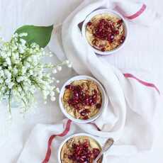 Przepis na Śniadanie do łóżka #184: Pieczony jogurt z rabarbarem i owsianą kruszonką
