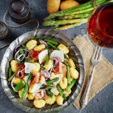 Przepis na Gnocchi w brązowym maśle ze szparagami i szynką parmeńską