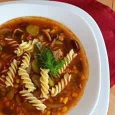 Przepis na Pikantna zupa z mięsem mielonym i makaronem
