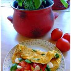 Przepis na Weekendowy omlet z caprese