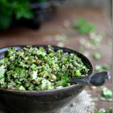 Przepis na Tabbouleh z quinoa, brokułami i miętowym pesto.