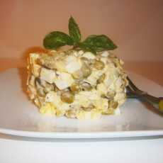 Przepis na Sałatka jajeczna z groszkiem, oliwkami i serem żołtym