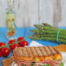 Przepis na Grillowana ciabatta ze szparagami, camembertem i szynką parmeńską