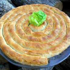 Przepis na Spirala z ciasta francuskiego nadziewana szpinakiem i serem feta. 