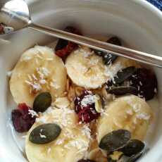 Przepis na Serek waniliowy z bananem,płatkami owsianymi,suszoną żurawiną,pestkami dyni i wiórkami kokosowymi / Vanilla cream cheese with banana,rolled oats,dried cranberries,pumpkin seeds and desiccated coconut.