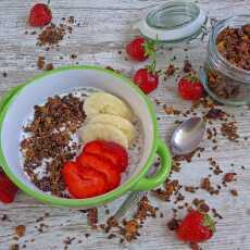 Przepis na Jogurt z crunchy z komosy ryżowej i owocami