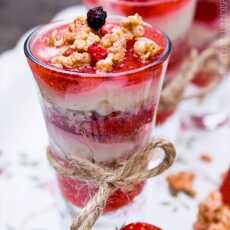 Przepis na Owsiane okruszki z truskawkowym musem i jogurtem waniliowym