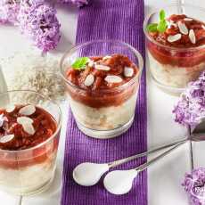 Przepis na Mleczny pudding ryżowy z rabarbarem i truskawkami