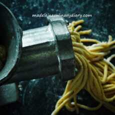 Przepis na Domowy makaron spaghetti (z mąki pszennej i jajek)