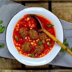 Przepis na Gęsta zupa pomidorowa z kulkami mięsnymi i kukurydzą