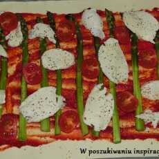 Przepis na Tarta ze szparagami i mozzarellą