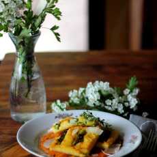 Przepis na Grillowana polenta ze szparagami i sosem z pieczonych pomidorów 