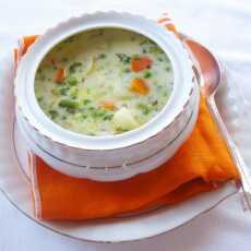 Przepis na Zupa z wiosennych młodych warzyw z masłem i śmietaną