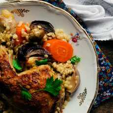 Przepis na Kurczak pieczony z pęczakiem, warzywami i pieczarkami