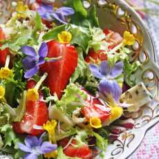 Przepis na Surówka z wiosennymi kwiatami, truskawkami i serem blue