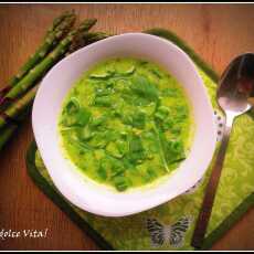 Przepis na Zielona zupa krem ze szparagów, zielonego groszku i rucoli.