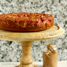 Przepis na Odwrócone ciasto jaglane z rabarbarem i 'solonym karmelem' z daktyli