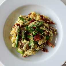 Przepis na Risotto ze szparagami, suszonymi pomidorami, grzybami i szynką parmeńską