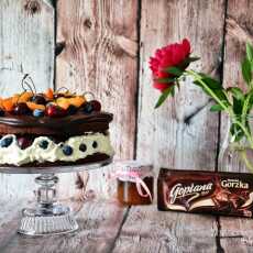Przepis na Tort czekoladowy z kremową masą śmietanową i owocami