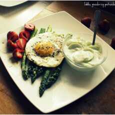 Przepis na Szparagi z jajkiem i mizerią