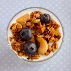 Przepis na Domowa granola z jogurtem i musem malinowym