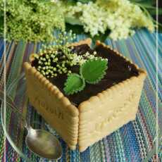 Przepis na Mini serniczek z miętą amerykańską i kwiatem z czarnego bzu pod czekoladową kołderką