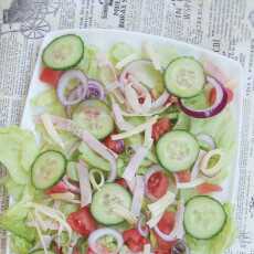 Przepis na Chrupiąca sałatka z warzywami, wędliną i serem
