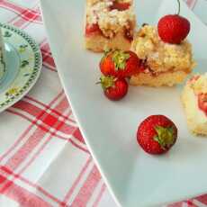 Przepis na Ciasto z truskawkami i rabarbarem
