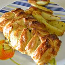 Przepis na Pierś z kurczaka ze szpinakiem i serem w cieście francuskim.