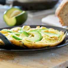 Przepis na Pieczony omlet z chlebem, szparagami i awokado. BLW