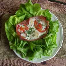 Przepis na Poniedziałkowy 'fit' - Jajka zapiekane w szynce z pomidorem