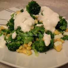 Przepis na Sałatka brokułowa z jajem