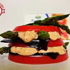 Przepis na Pomidory z kremowym serkiem, szparagami i żelką z octu balsamicznego