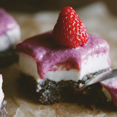 Przepis na WEGAŃSKIE SERNIKOBROWNIE Z TRUSKAWKAMI (BEZ PIECZENIA I GLUTENU)