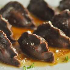 Przepis na Kakaowe pierożki z nadzieniem z mięsa kaczki, beurre noisette i parmezanem. Wspomnieniowo-Bretania.