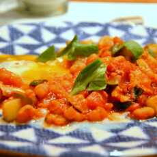 Przepis na Jajka smażone w pomidorach z fasolą i cukinią