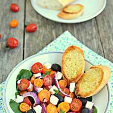 Przepis na Sałatka z pomidorami, fetą i szpinakiem