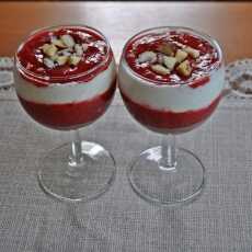 Przepis na Lekki warstwowy deser truskawkowy z serkiem wiejskim
