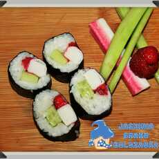 Przepis na Futomaki z truskawkami, ogórkiem i paluszkami krabowymi - Sushi