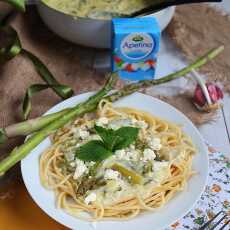 Przepis na Spaghetti w sosie fetowo - miętowym ze szparagami