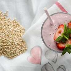 Przepis na Truskawkowo - gryczane smoothie śniadaniowe / Buckwheat groats and strawberry breakfast smoothie