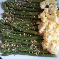 Przepis na Jajecznica na zielonych szparagach posypanych orzeszkami / scrambled-eggs on green asparagus garnished with peanuts