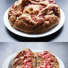 Przepis na Kuchnia: Jednoporcjowe proteinowe ciasto z cieciorki z truskawkami 