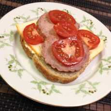 Przepis na Kanapka z serem, kiełbasą i pomidorem