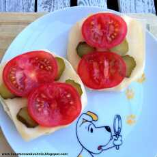 Przepis na Kanapki z serem, ogórkiem kiszonym i pomidorem