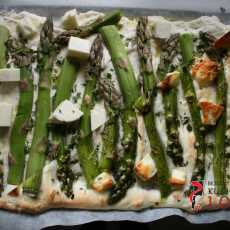 Przepis na PIZZA Z ZIELONYMI SZPARAGAMI I SEREM HALLOUIMI